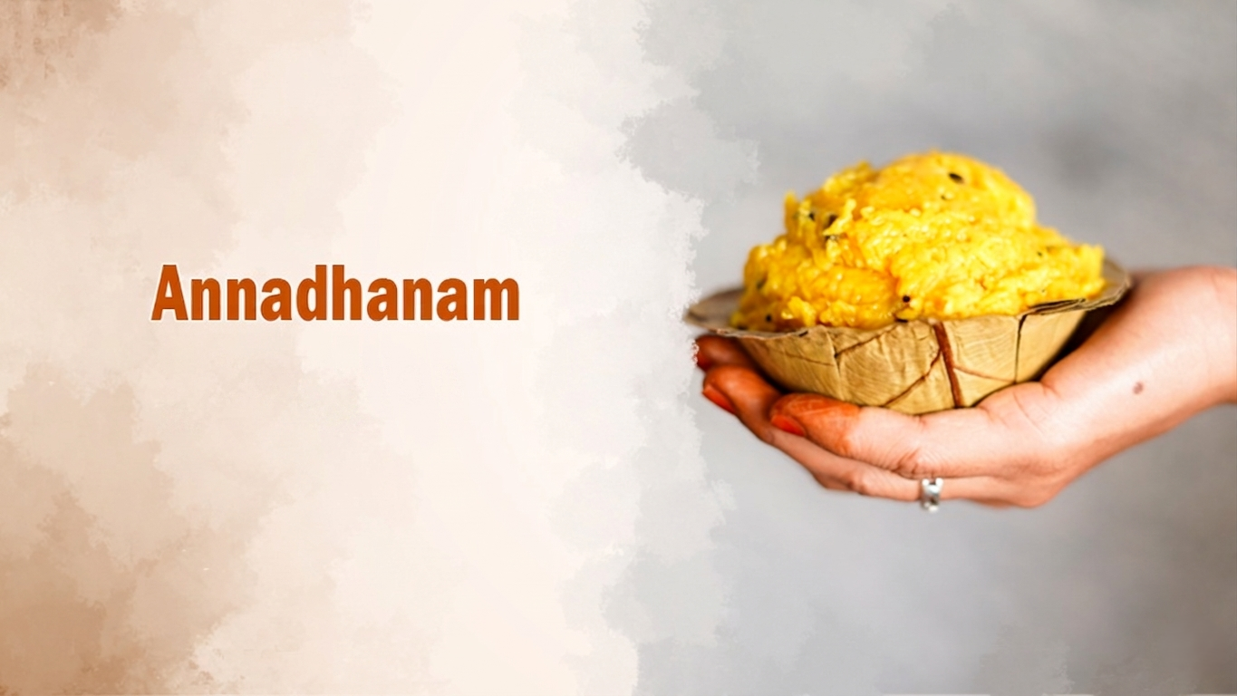 பைரவர் கோவிலில் அன்னதானம் செய்யும் பக்தர்கள்