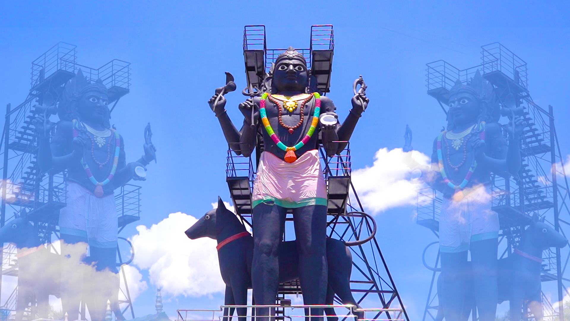 கால பைரவர் கோவிலில் பக்தர்கள் பைரவர் மூர்த்தியை வழிபட்டு தீபம் ஏற்றி தரிசனம் செய்யும் ஆன்மிக காட்சி